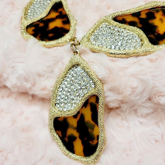 A stunning and eye-catching gold leopard necklace and earring set, complemented - Picture 11 of 12